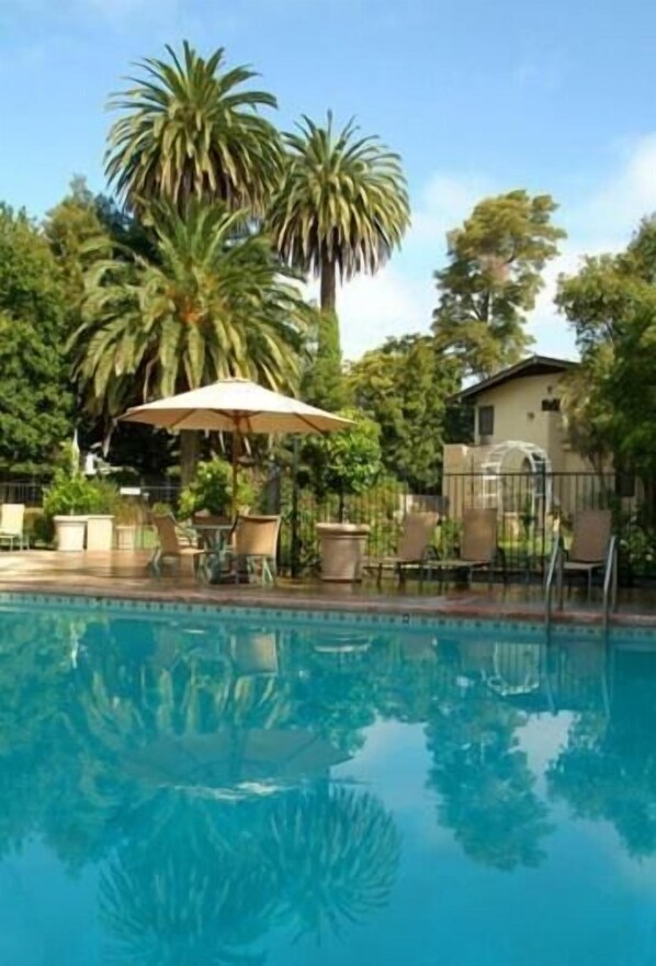 Una piscina al aire libre