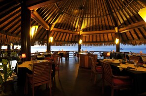 3 restaurants, breakfast, lunch, dinner served; international cuisine 