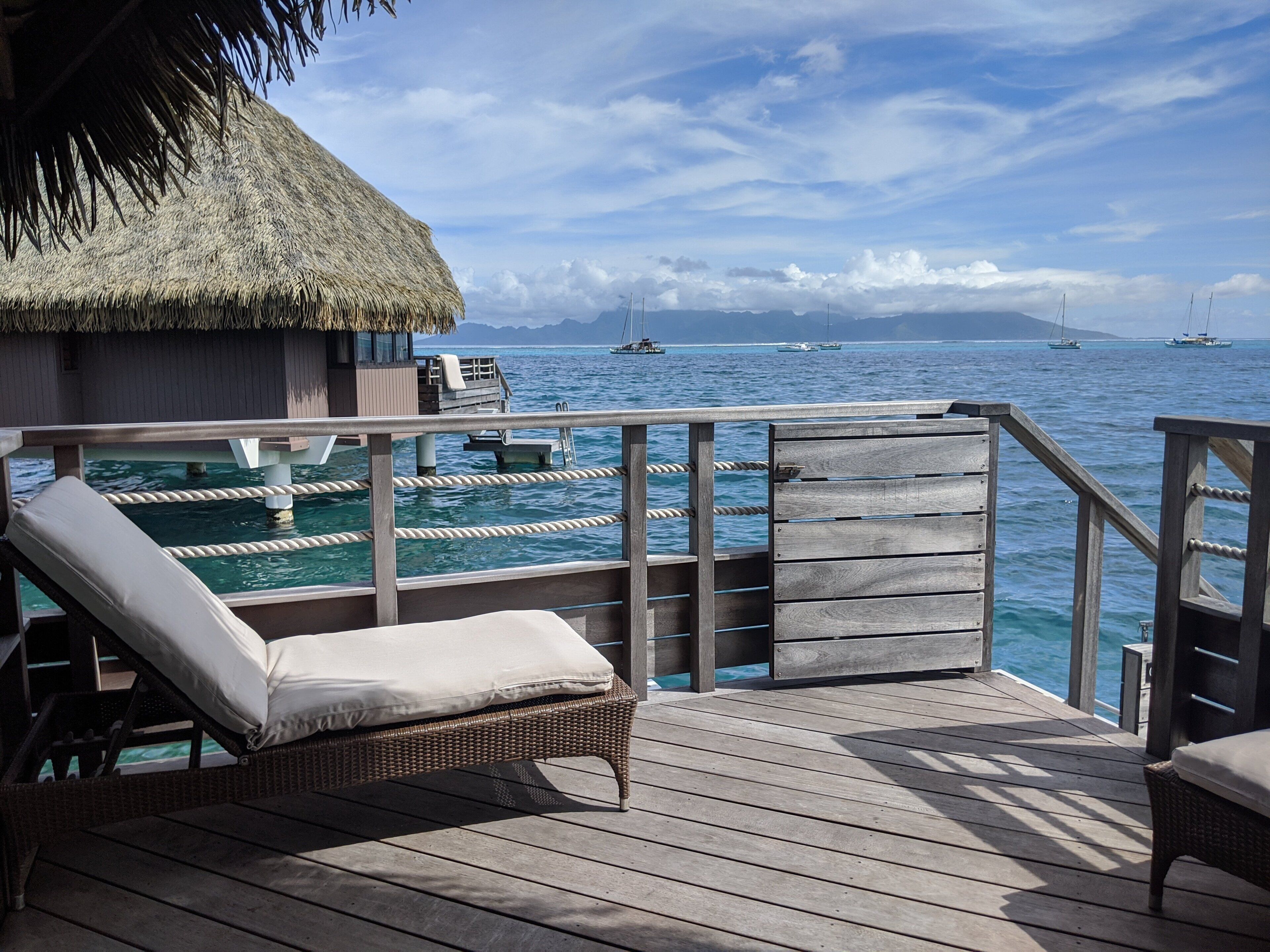 Bộ đồ giường cao cấp, chăn bông, nệm cao su hoạt tính (memory foam) 