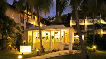 Sauna seca, banheira de hidromassagem, tratamentos corporais