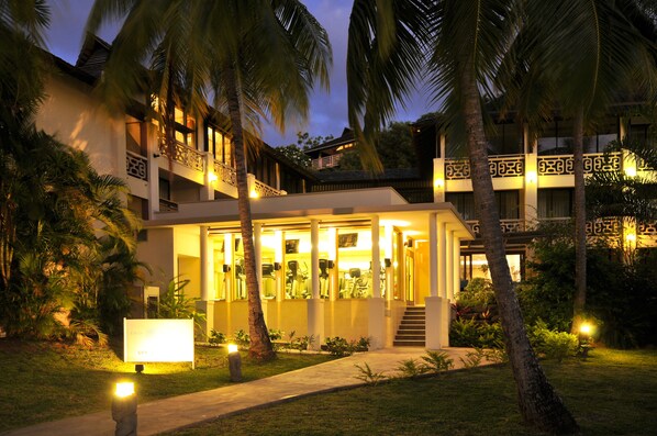 Sauna, hot tub, body treatments, hydrotherapy, body wraps, body scrubs