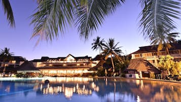 2 piscinas externas, guarda-sóis, espreguiçadeiras