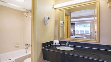 Combined shower/bathtub, free toiletries, hair dryer, towels
