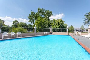 Una piscina al aire libre de temporada