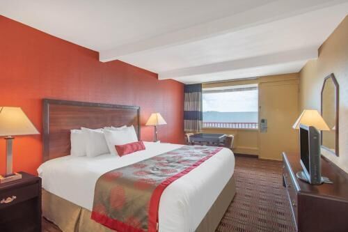 Select Comfort beds, in-room safe, desk, iron/ironing board