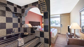 Select Comfort-madrasser, värdeförvaringsskåp på rummet och skrivbord