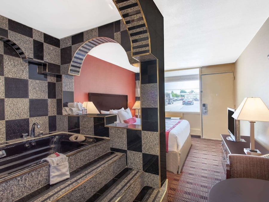 Select Comfort beds, in-room safe, desk, iron/ironing board