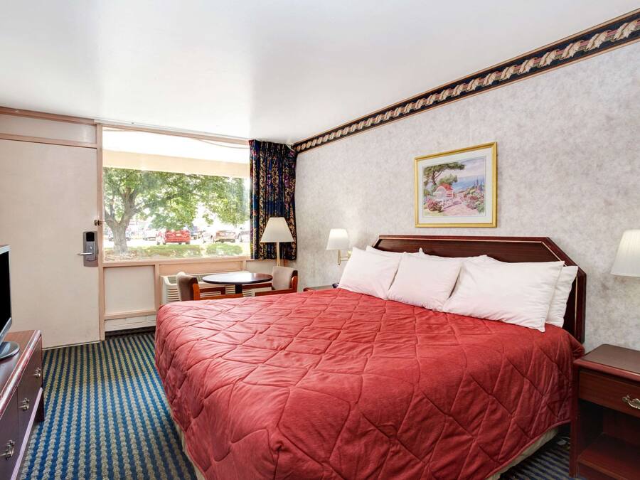 Select Comfort beds, in-room safe, desk, iron/ironing board