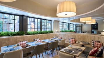 Sarapan bufet setiap hari (EUR 17 seorang)