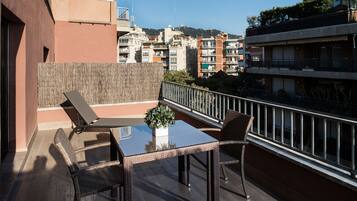 Een minibar, een kluis op de kamer, een bureau, verduisterende gordijnen