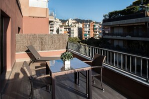 ミニバー、セーフティボックス (室内)、デスク、遮光カーテン