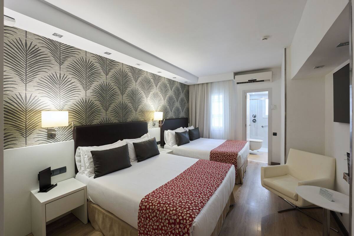 Triple Room | Minibar, in-room safe, desk, blackout drapes