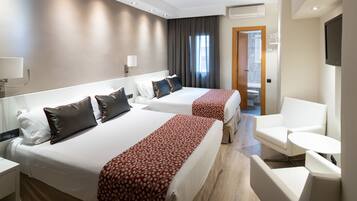Familiekamer (2 adults + 2 children) | Een minibar, een kluis op de kamer, een bureau, verduisterende gordijnen