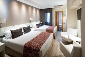 Minibar, in-room safe, desk, blackout curtains - Catalonia Castellnou (Barcelona)
