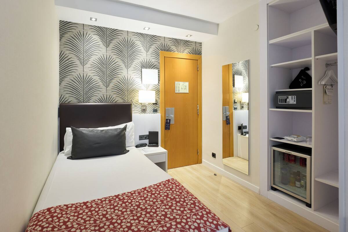 Single Room | Minibar, in-room safe, desk, blackout drapes