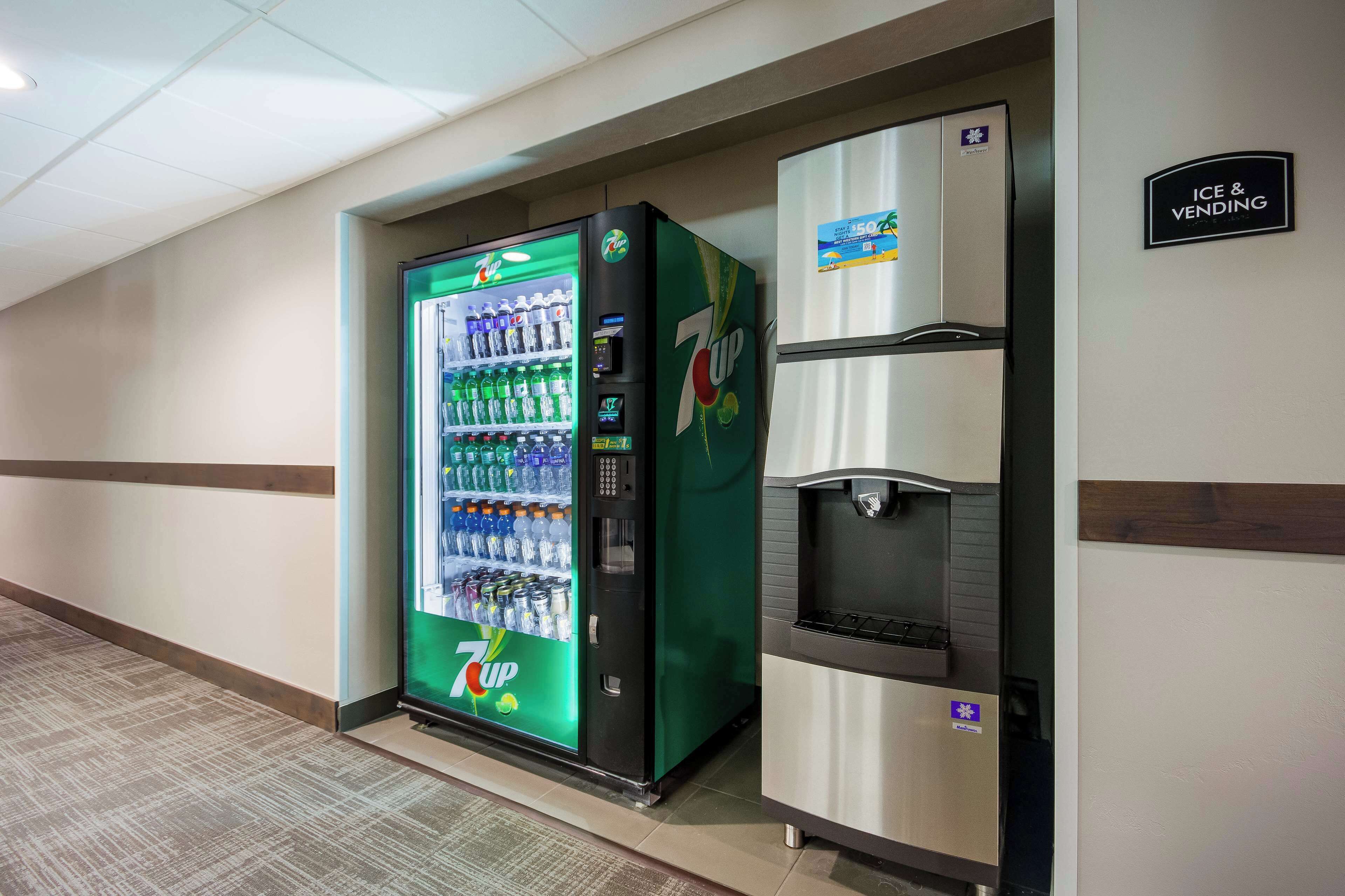 Een 7UP automaat en een ijsmachine in een hotelgang.