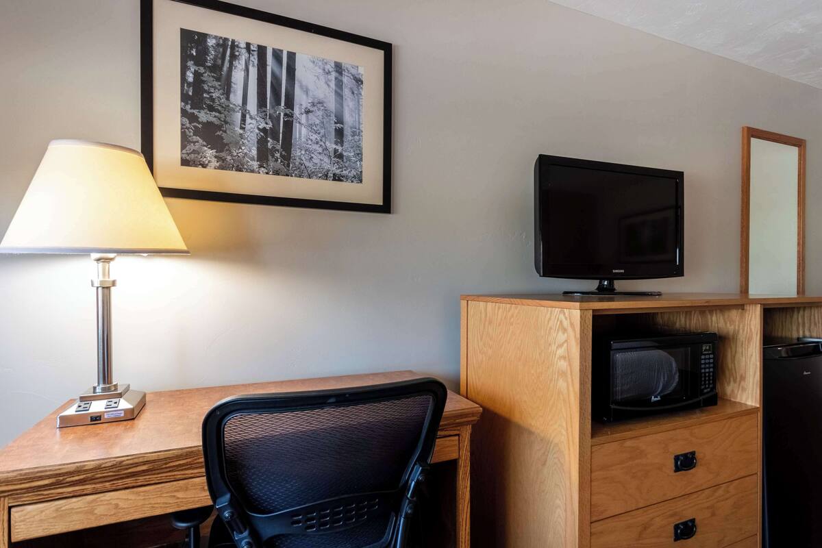 Skrivebord, skrivebord for bærbar PC og strykejern/-brett