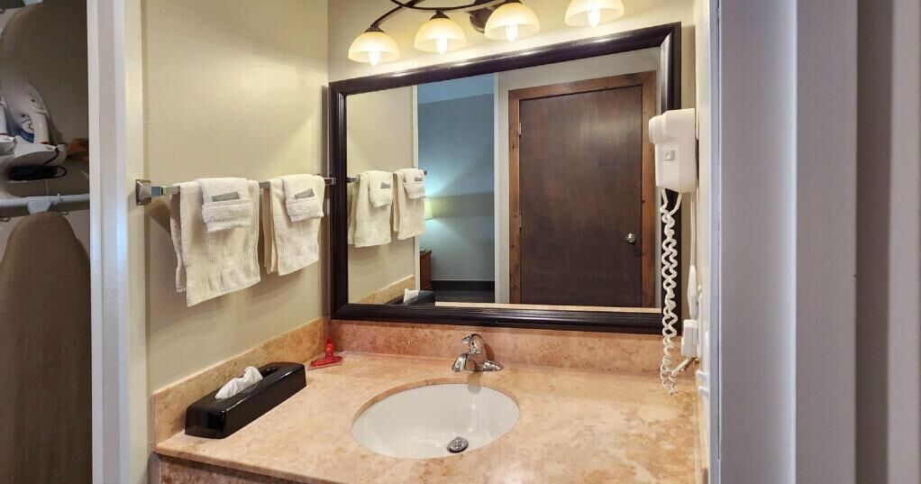 Bañera con ducha, secador de pelo, toallas