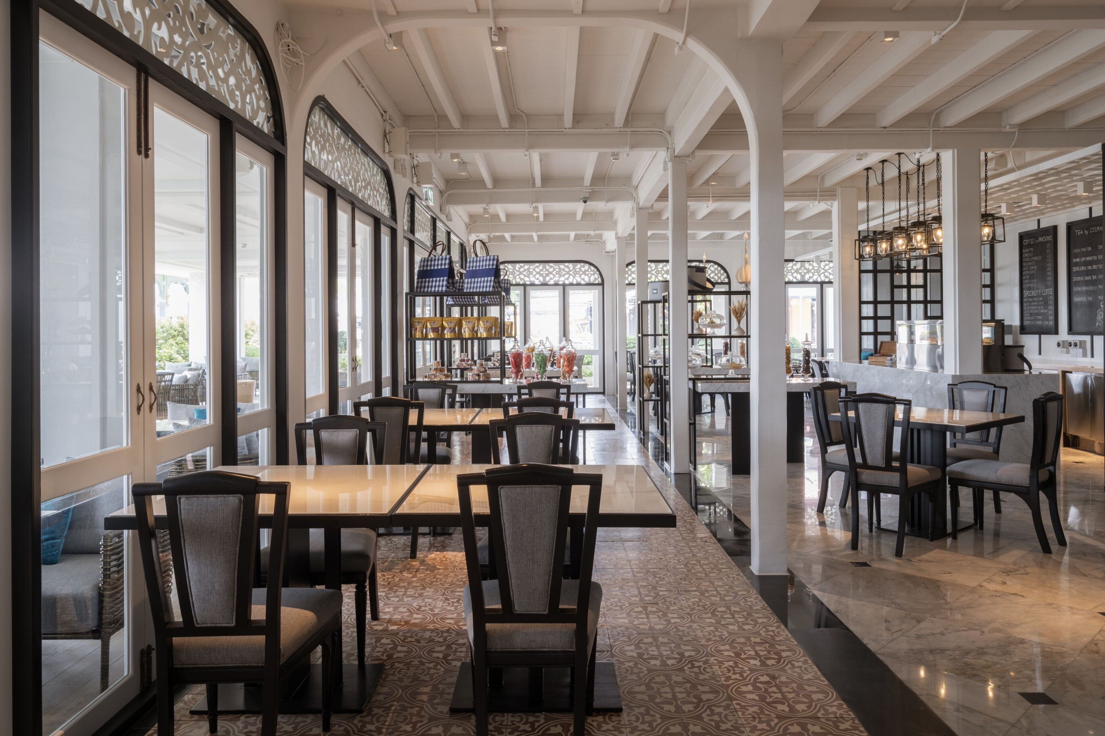 4 restaurants, breakfast, lunch, dinner served; international cuisine