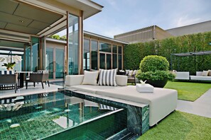 Suite Klub, 1 Tempat Tidur Double | Seprai premium, minibar, brankas, dan meja kerja