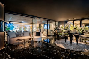 4 bars/lounges, sports bar, rooftop bar