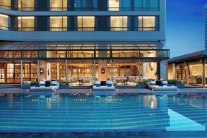 Kolam renang outdoor, dengan payung kolam renang