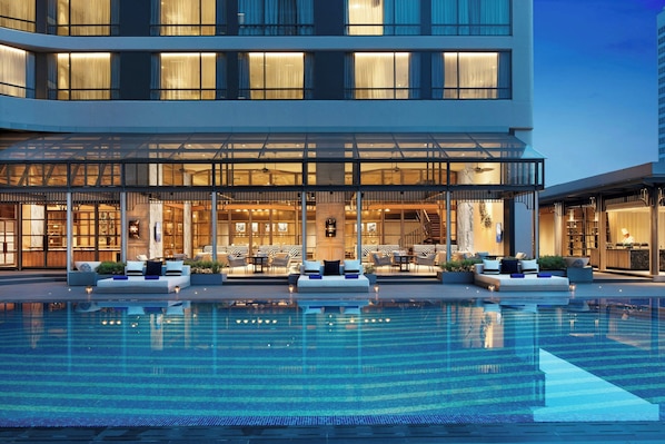 Piscine extérieure, parasols de plage