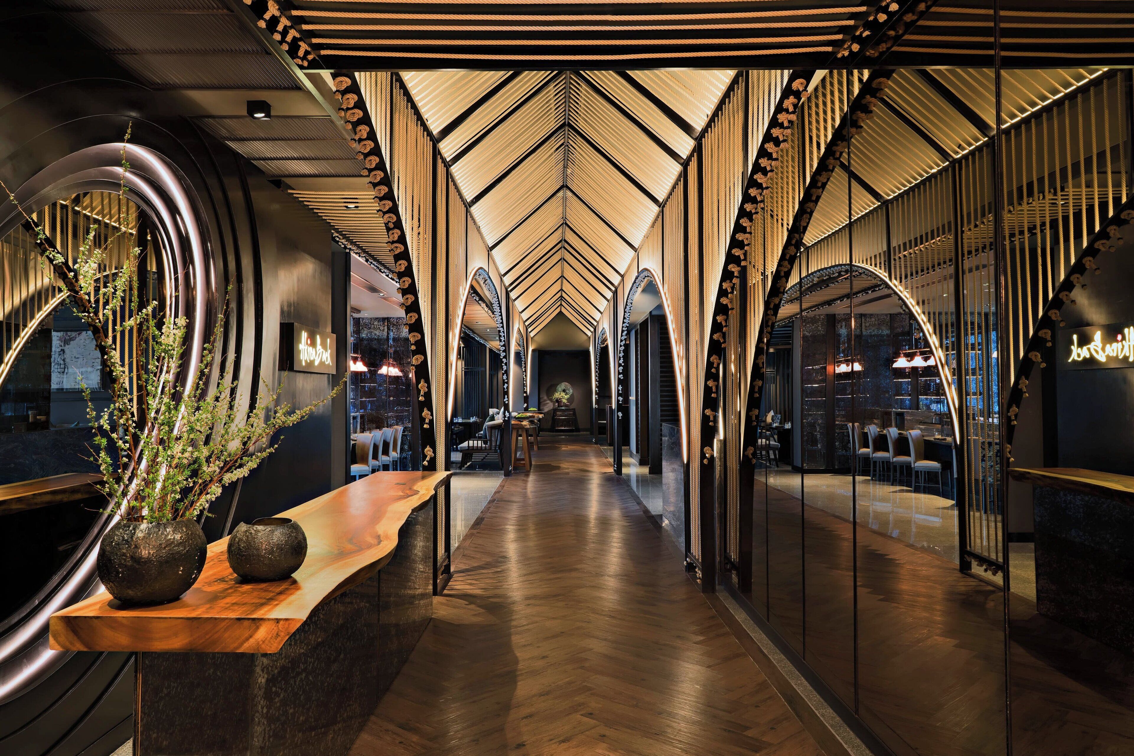 4 ห้องอาหาร, บริการอาหารเช้า อาหารกลางวัน อาหารเย็น, อาหารนานาชาติ