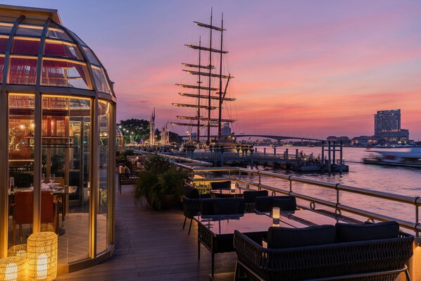 4 restaurants, breakfast, lunch, dinner served; international cuisine 