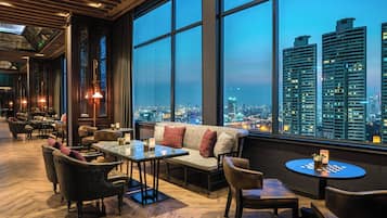 4 bars/lounges, sports bar, rooftop bar