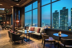 4 من البارات/الاستراحات، بار رياضي، بار على السطح