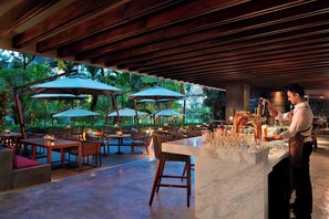 4 restaurants, breakfast, lunch, dinner served; international cuisine