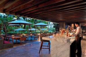4 restaurants, breakfast, lunch, dinner served; international cuisine