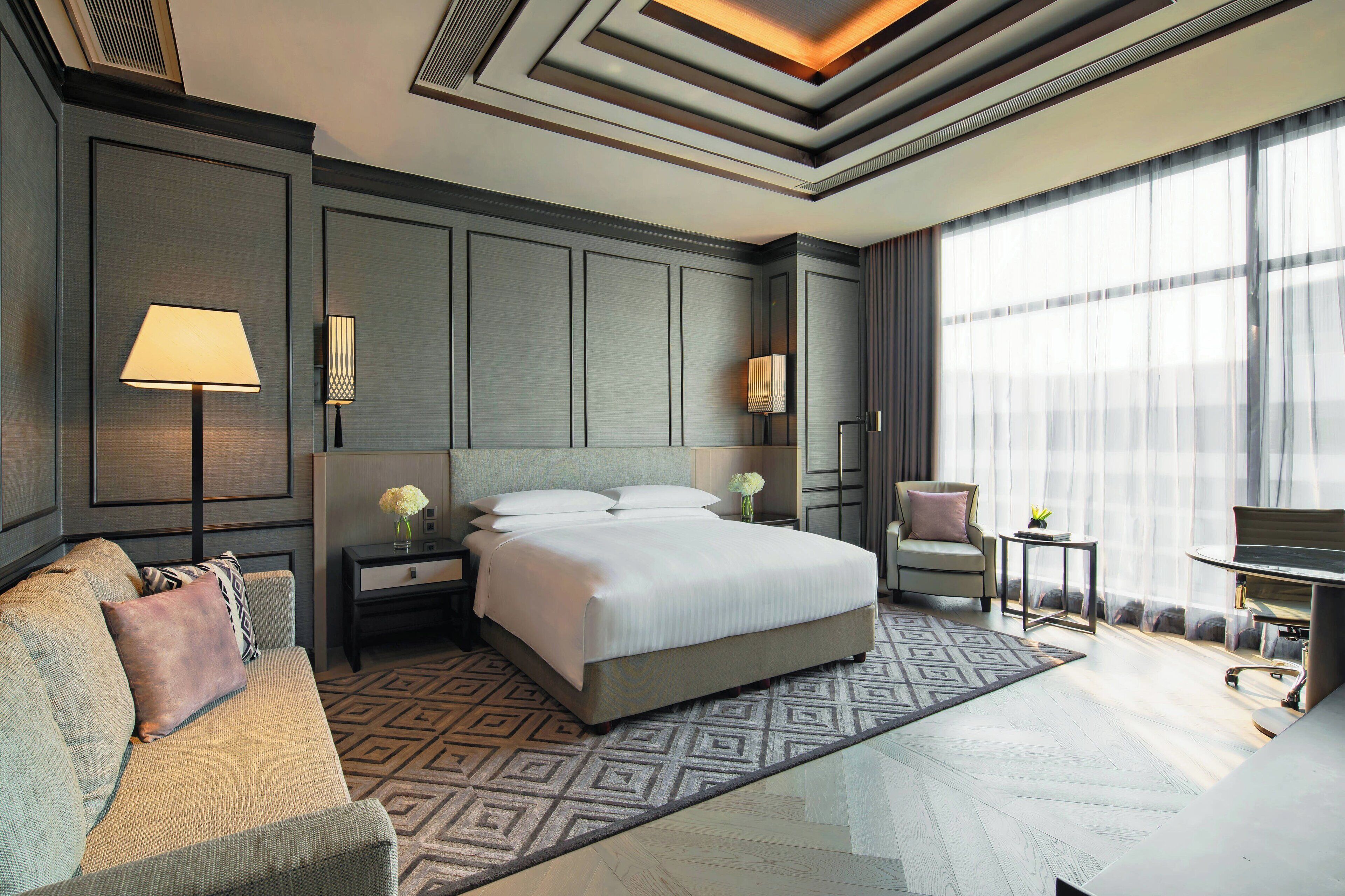 club suite, 1 double bed, non smoking | 1 bedroom, premium bedding, minibar, in-room safe