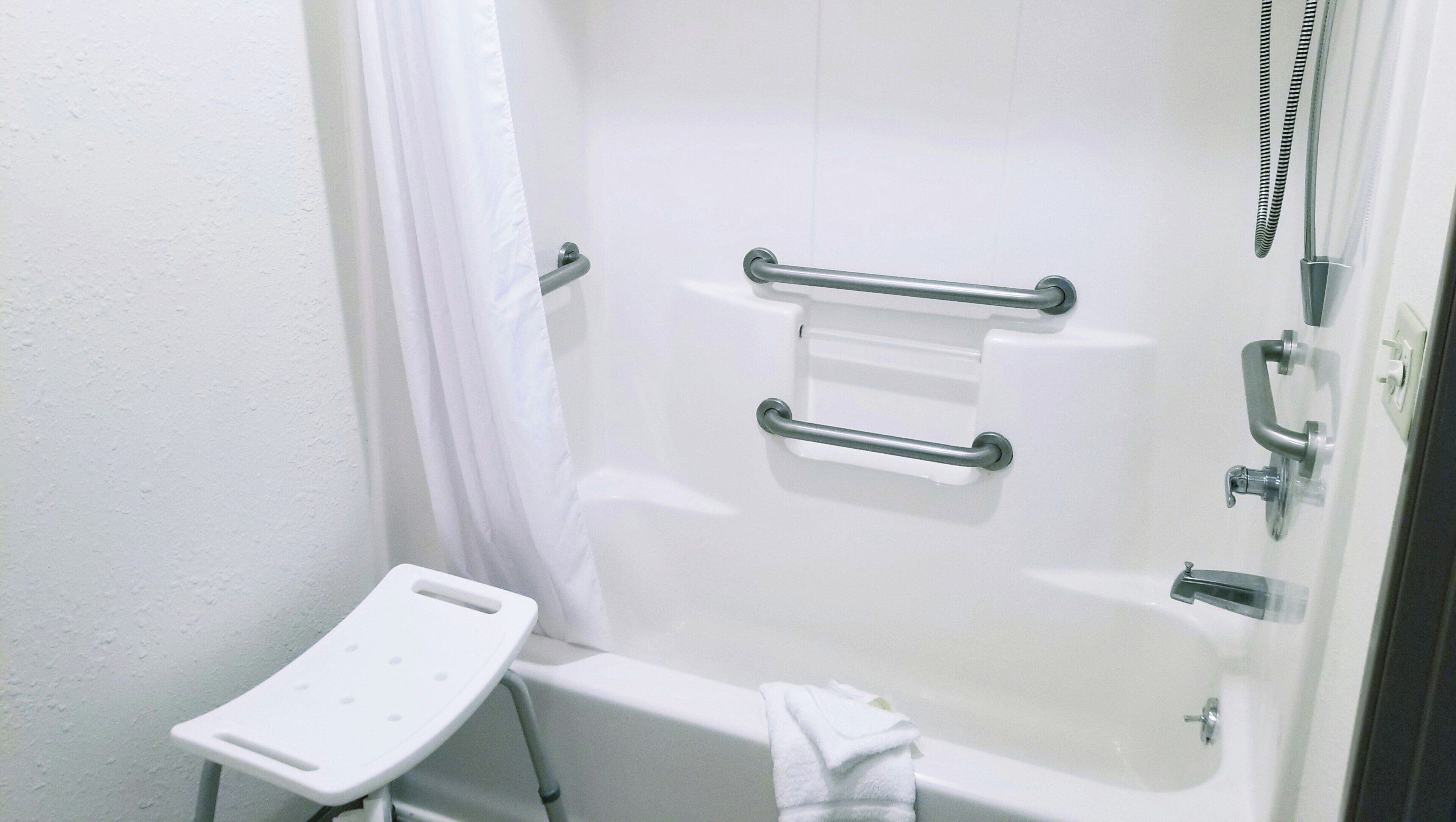 Traditional-Zimmer, 1 King-Bett, barrierefrei, Nichtraucher | Badezimmer | Duschwanne, Haartrockner, Handtücher