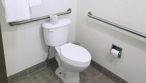 Habitación tradicional, 1 cama de matrimonio grande, accesible para personas con discapacidad | Baño | Ducha y bañera combinadas, secador de pelo y toallas