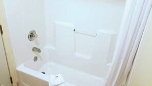 Suite, 2 letti queen, non fumatori, frigorifero e microonde | Bagno | Combinazione doccia/vasca, asciugacapelli, asciugamani