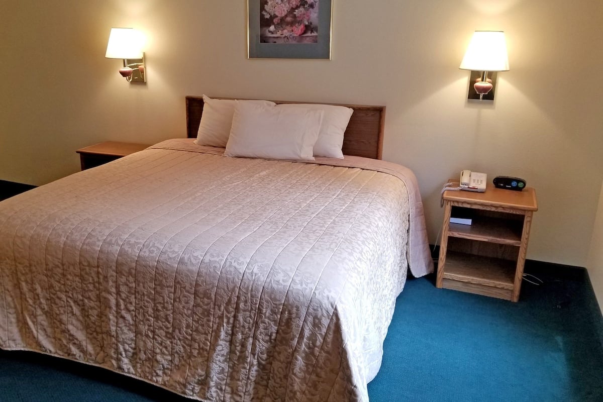 Suite, 1 kingsize bed, niet-roken, koelkast & magnetron | Een bureau, een laptopwerkplek, verduisterende gordijnen