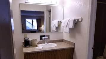 Traditional Room, 1 King Bed, Non Smoking, Private Bathroom | Bathroom | Combined shower/tub, hair dryer, towels