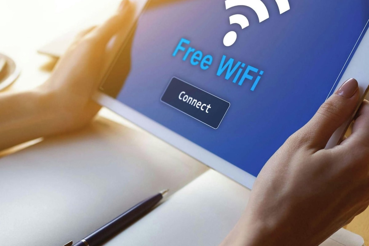Una tableta mostrando un letrero de 'WiFi gratis' con un botón de 'Conectar'.