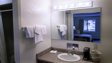 Bañera con ducha, secador de pelo, toallas