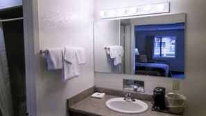 Suite, 1 cama King size, para no fumadores, refrigerador y microondas | Baño | Tina con regadera, secadora de cabello, toallas 