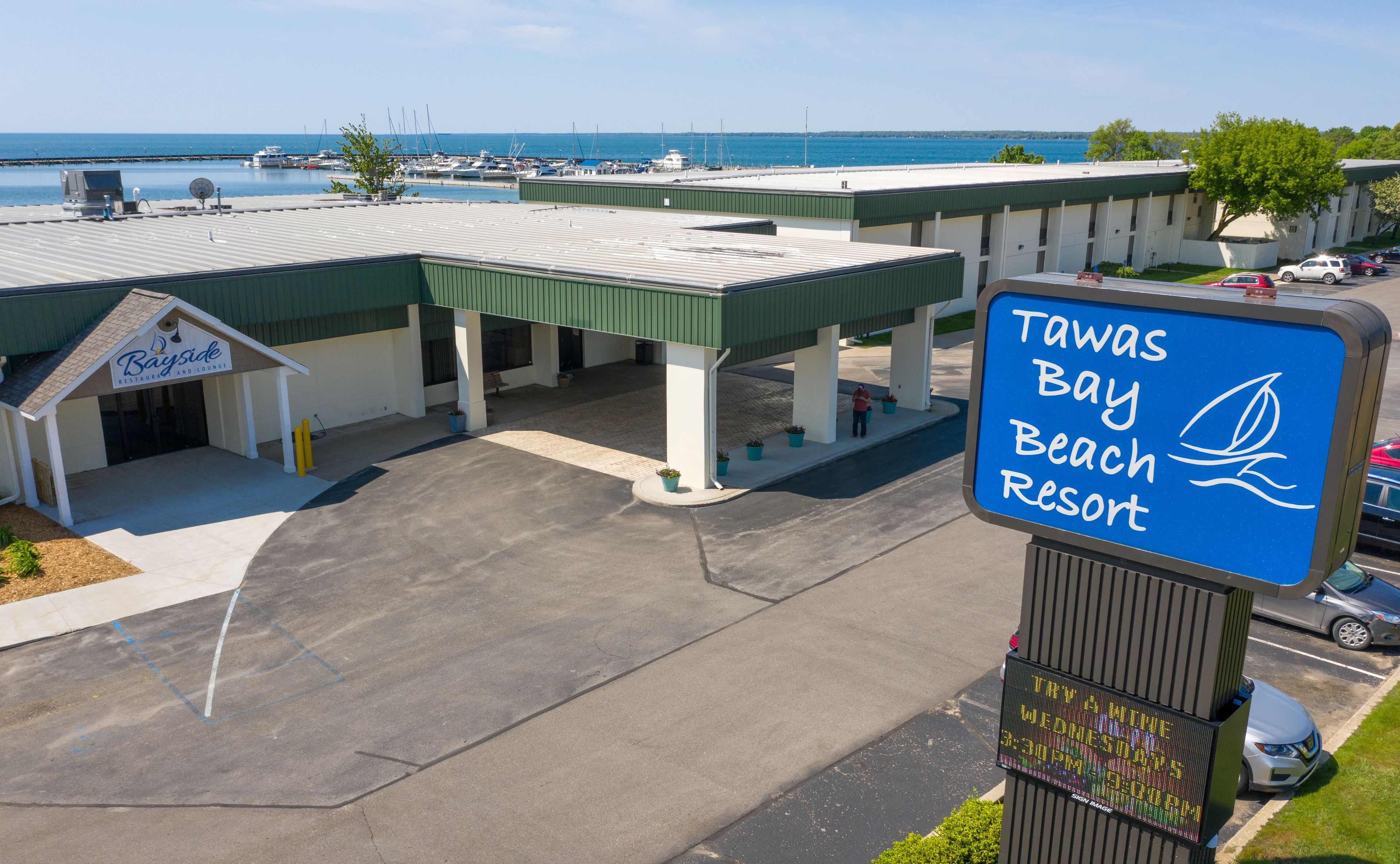 Ristorante e lounge Bayside con vista sulla marina, presso il resort Tawas Bay Beach.