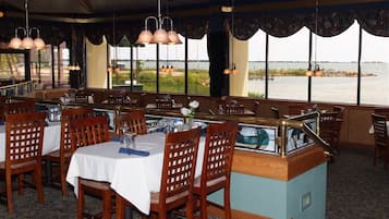 2 restauranter; serverer morgenmad, frokost og amerikanske retter