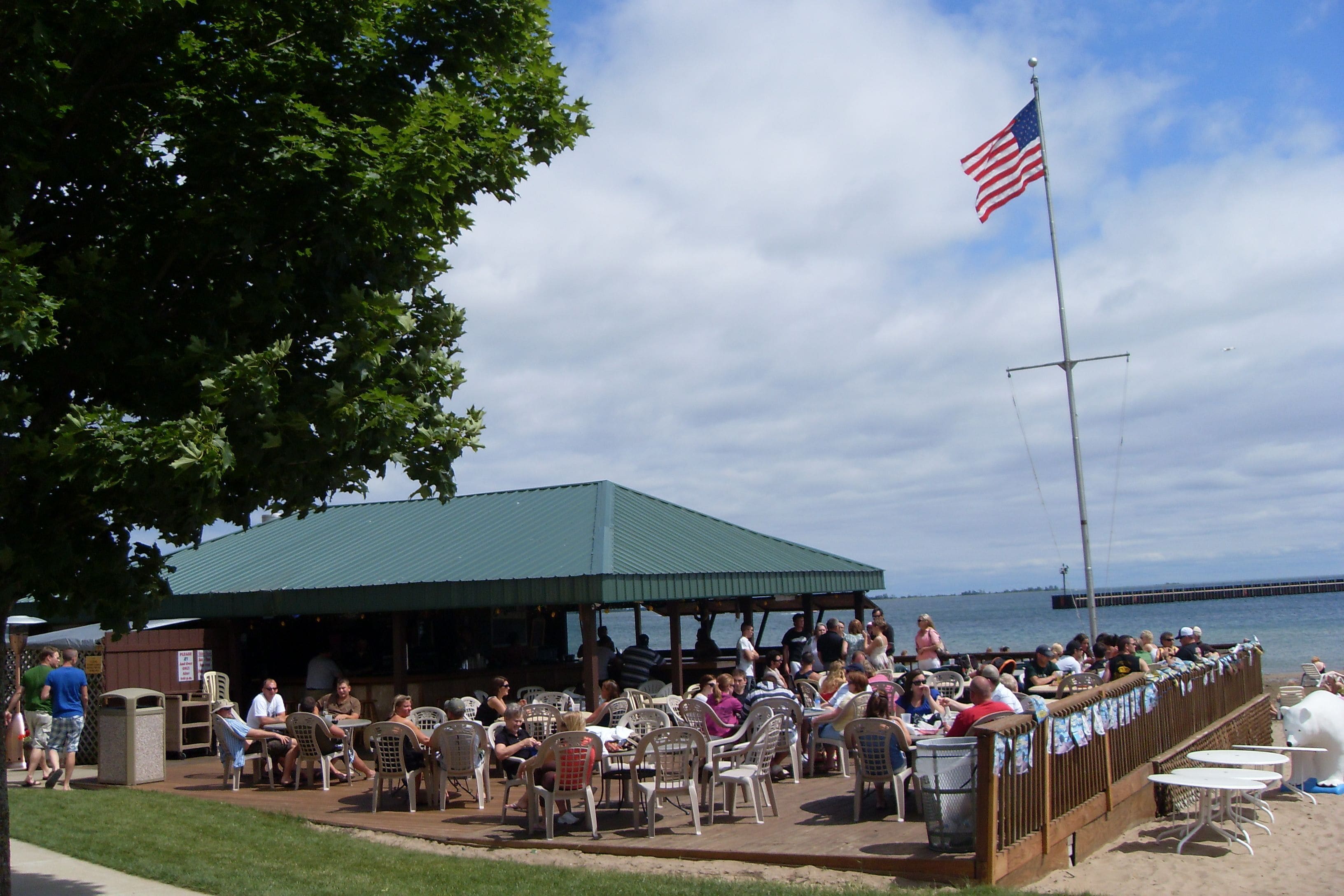 2 restaurants, breakfast, lunch, dinner served; American cuisine 