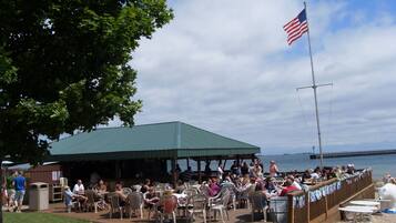 2 restaurants, breakfast, lunch, dinner served; American cuisine