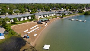 Un hôtel situé au bord d’un lac, doté d’une plage de sable, d’un quai et d’un parking.
