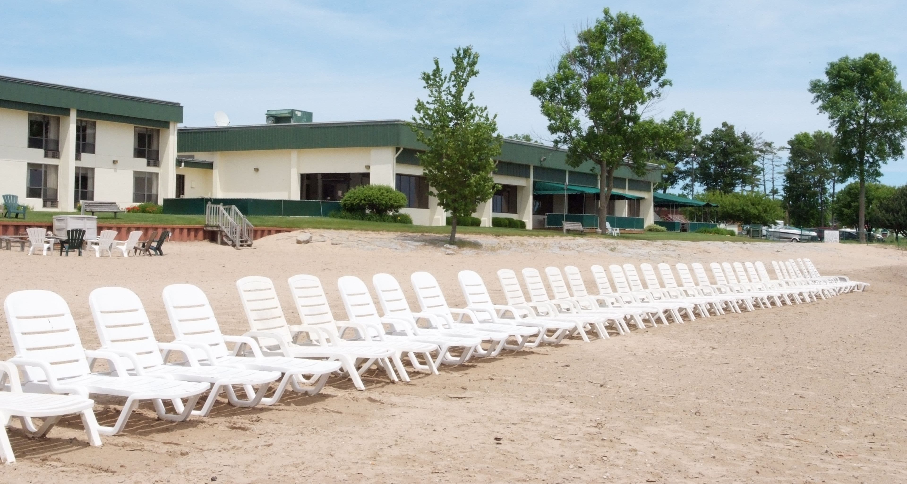 Sur la plage, chaise longue, serviettes de plage, motonautisme