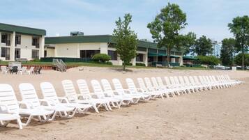 Sur la plage, chaise longue, serviettes de plage, motonautisme