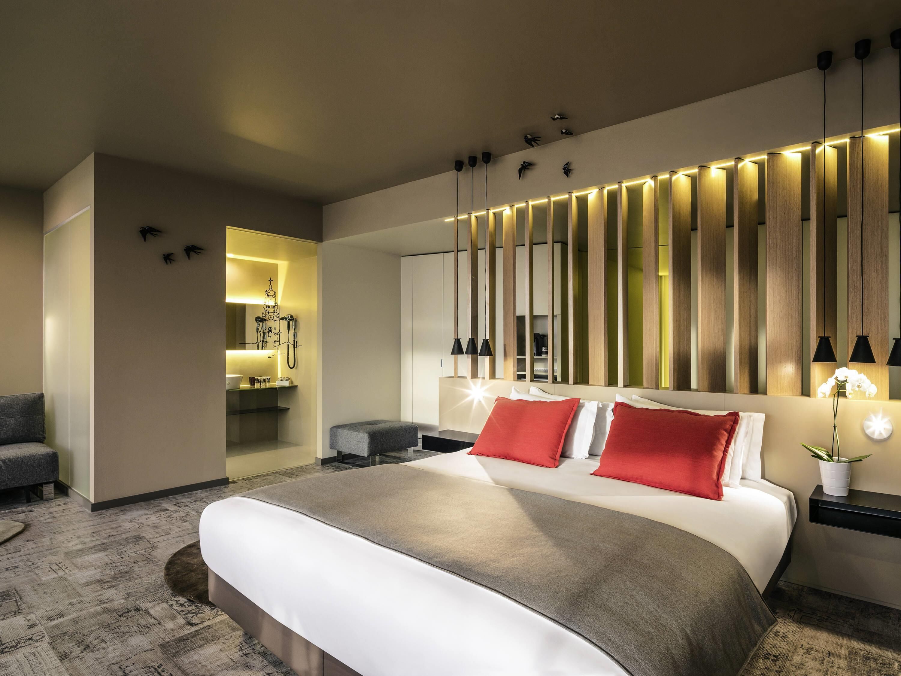 Suite, 1 King Bed | Hypo-allergenic bedding available, Select Comfort beds, minibar